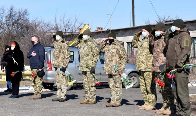 На горі Карачун вшанували память українських добровольців 04