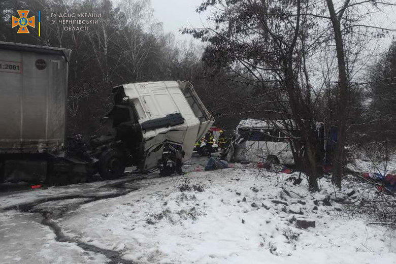 11 killed in bus and truck collision in Chernihiv region 13
