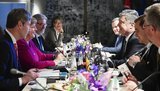 Порошенко і Меркель скоординували введення "Азовського пакету санкцій" проти Росії