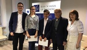 Одаренные школьники посетили лекцию нобелевского лауреата по экономике Смита благодаря поддержке фонда выпускников. ФОТО