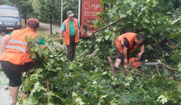 Через негоду в Києві постраждали 5 осіб, зокрема 13-річна дівчина