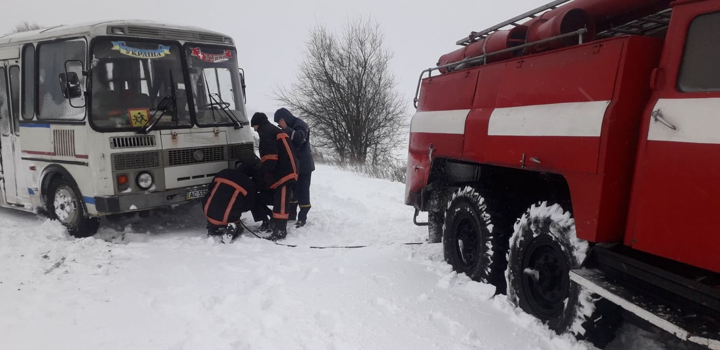 Погода в Украине: На Волыни в снежный сугроб попал школьный автобус с 12  детьми. ВИДЕО | Цензор.НЕТ