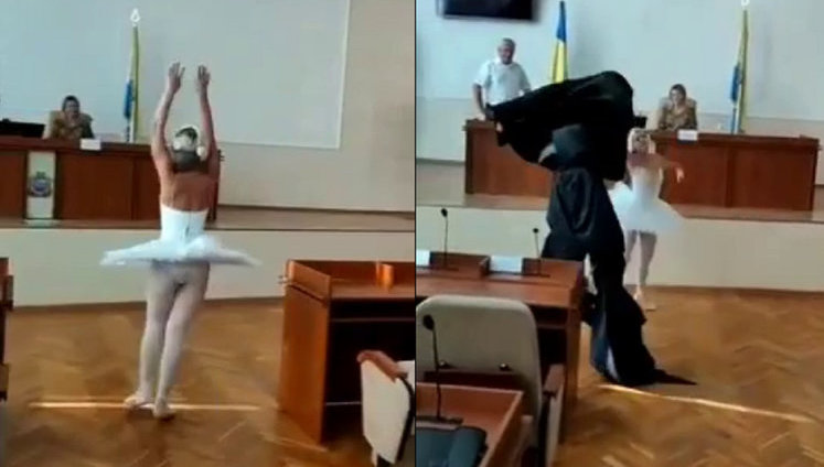 "Балерина-лебідь" і "чумний лікар" станцювали в міськраді Чорноморська. ВIДЕО