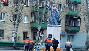 В окупованому Мелітополі облили червоною фарбою пам’ятник Леніну. ВІДЕО+ФОТОрепортаж