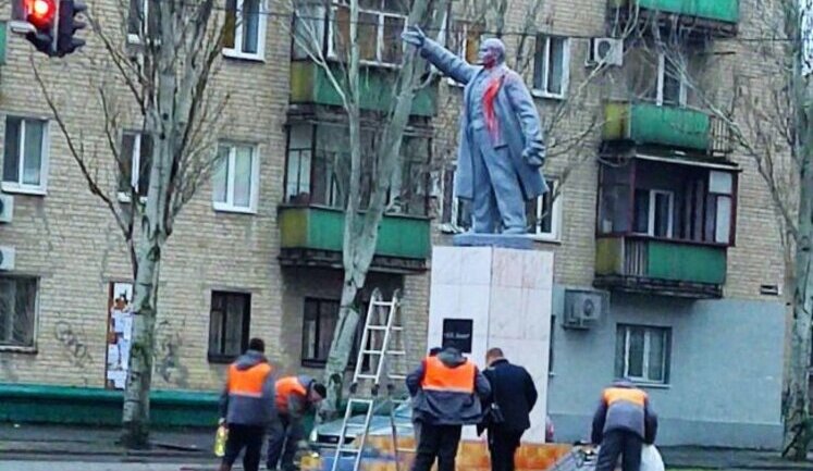 В окупованому Мелітополі облили червоною фарбою пам’ятник Леніну. ВІДЕО+ФОТОрепортаж