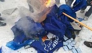 Митингующие разгромили офис Партии регионов в Коломые. ФОТОрепортаж