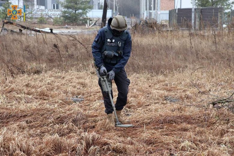 ДСНС вилучили понад 600 одиниць вибухонебезпечних предметів у Ірпені 05
