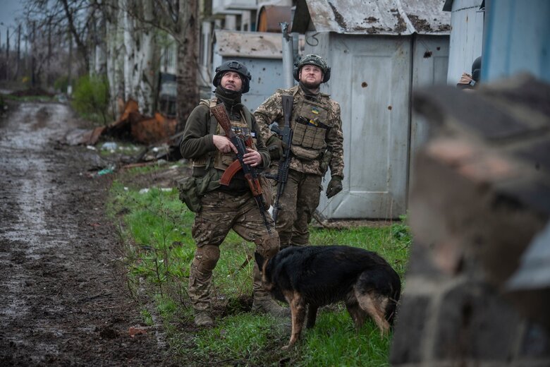 У Бахмуті тривають криваві вуличні бої, росіян не пускають на Часів Яр та Костянтинівку, - ЗСУ 05