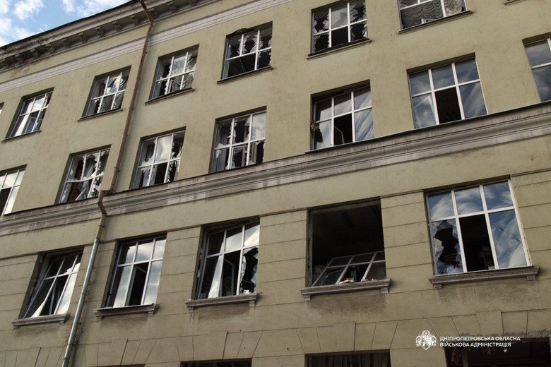 Внаслідок нічної атаки на Дніпро зафіксовано пожежу на підприємстві, одну людину поранено
