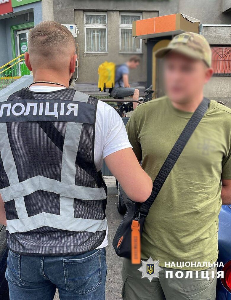 У поліції спростували інформацію про затримання військових у Києві