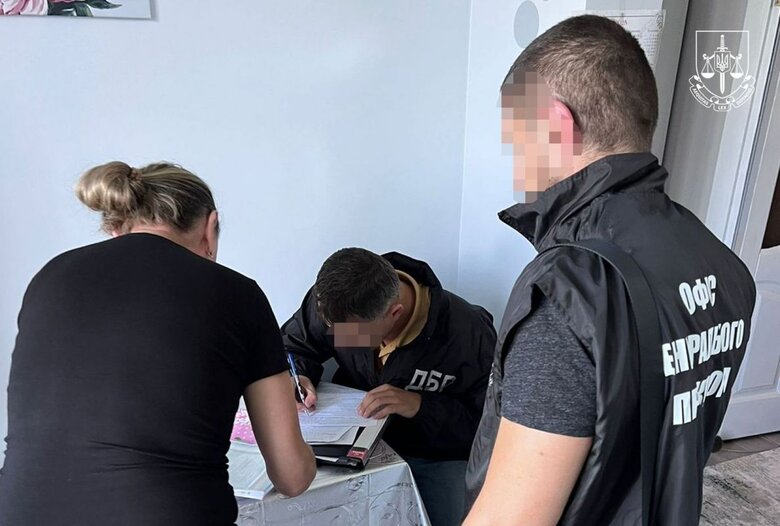 Викрито працівників Марʼїнського райсуду