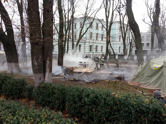 Під Радою згорів намет, постраждалих немає, - Нацполіція 03