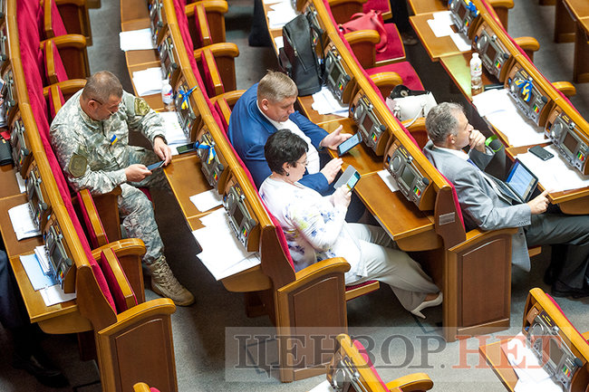 Ківалов-реготун, новинки кіно для Романовського та розмова сватів Деркача і Литвина, - день роботи ВР 23 травня 05