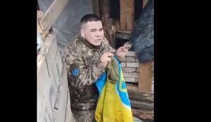 Російські солдати знущаються з полоненого воїна 53-ї бригади Артура Ніцмеха. ВIДЕО оновлено