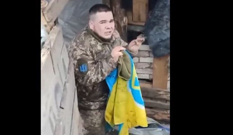 Російські солдати знущаються з полоненого воїна 53-ї бригади Артура Ніцмеха. ВIДЕО оновлено