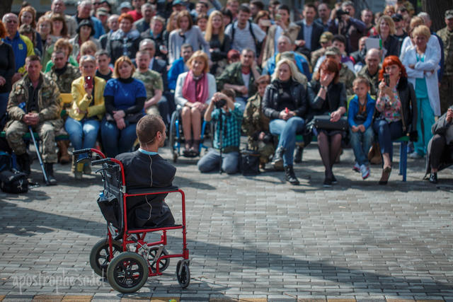 Без рук и без ног, но с жаждой жизни: легендарный Ник Вуйчич встретился с бойцами АТО в киевском госпитале 08