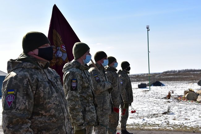 На горі Карачун вшанували память українських добровольців 02