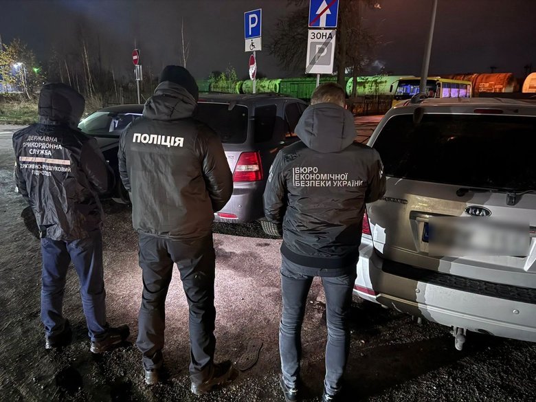 До суду скерували справу чоловіка, який продавав авто, ввезені під виглядом гуманітарної допомоги для ЗСУ