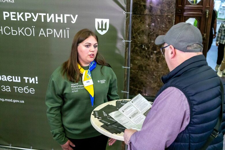 На київському вокзалі відкрили пункт рекрутингу