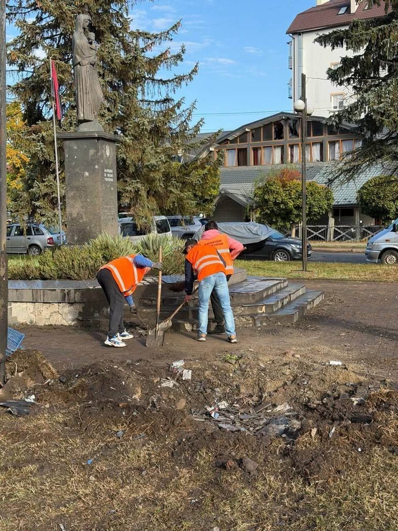 Monument to freedom fighters in Ivano-Frankivsk damaged by debris from a Russian drone