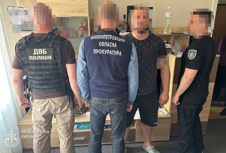 Двоє поліцейських катували затриманого