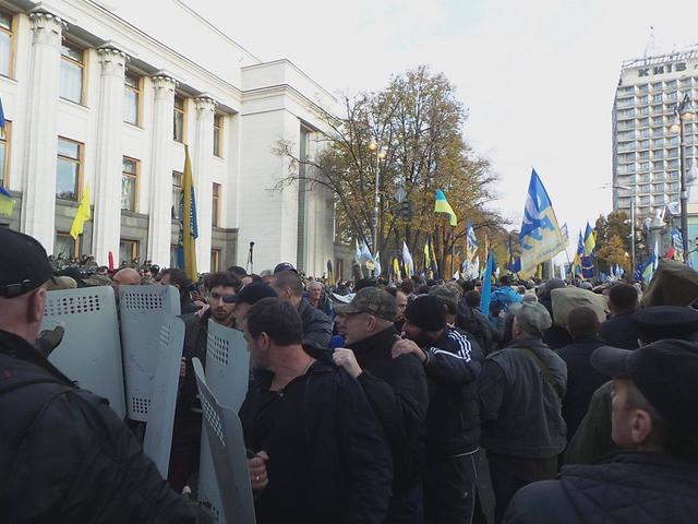 Мітингувальники почали встановлювати намети під Радою 01 Мітингувальники почали встановлювати намети під Радою 01