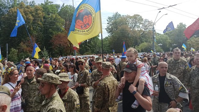 Учасники Маршу захисників України збираються в парку ім.Шевченка 05