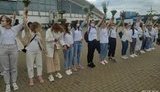 Сотни девушек с цветами выстроились в длинную цепь в Минске в знак солидарности с пострадавшими на протестах. ВИДЕО+ФОТОрепортаж