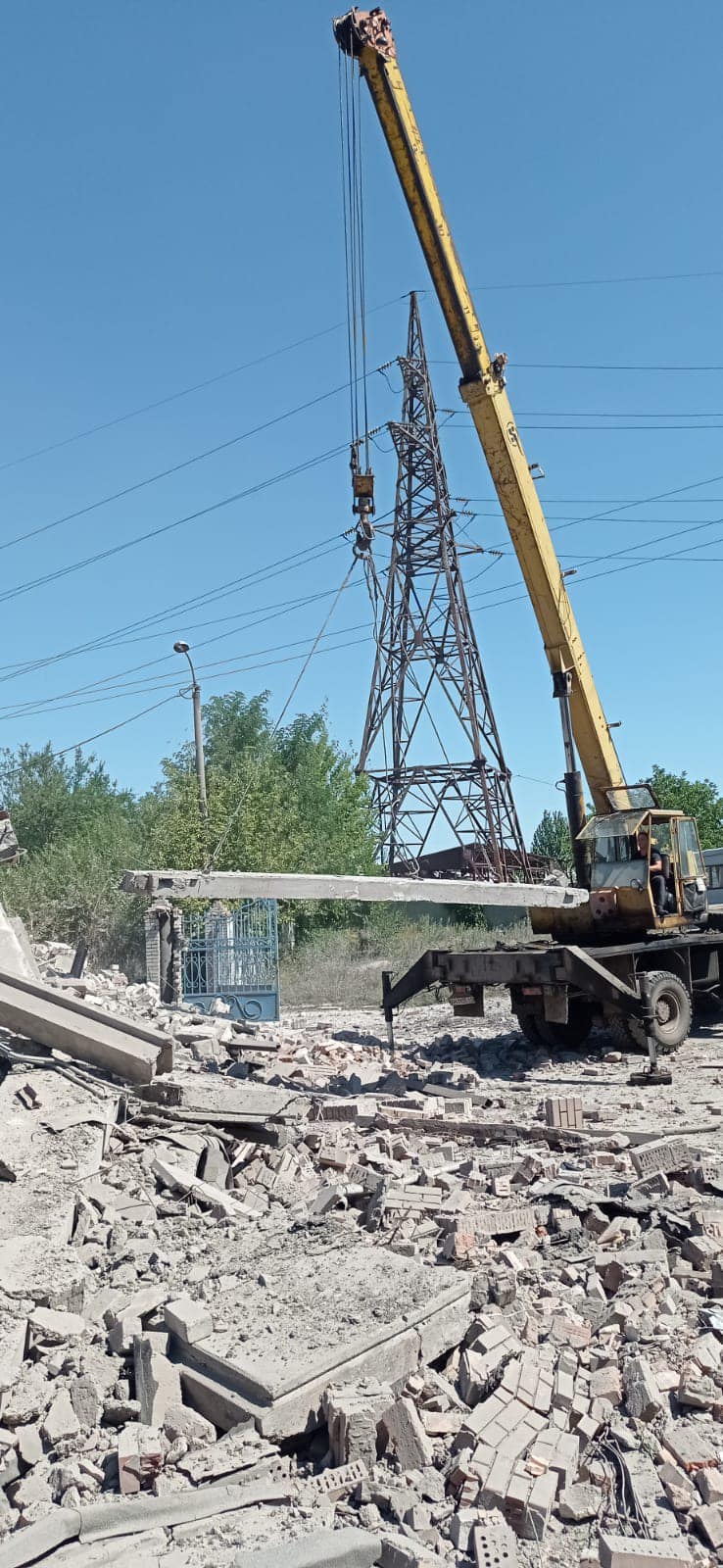 Внаслідок обстрілу Бахмута зруйновано будівлю ремонтної бази залізниці, з-під завалів вилучили тіло чоловіка, - ДСНС 04