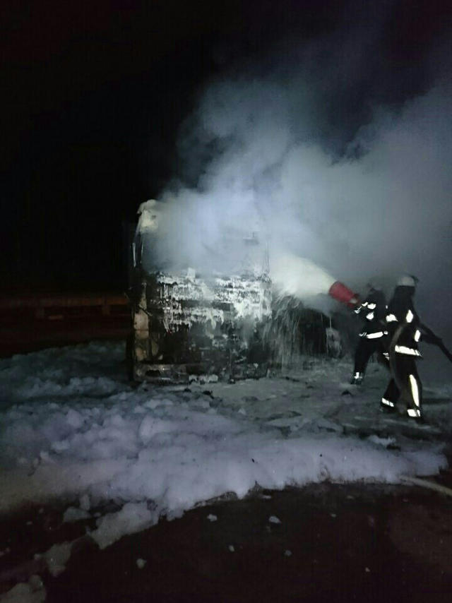 3 вантажівки згоріли вночі в Миколаєві 03