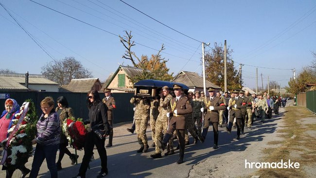 С погибшей на Донбассе Ярославой Никоненко простились в Миргороде 05 С погибшей на Донбассе Ярославой Никоненко простились в Миргороде 05