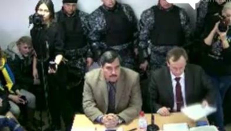 Mother of paratrooper killed in downed IL-76 knocked Nazarov on head during court hearing