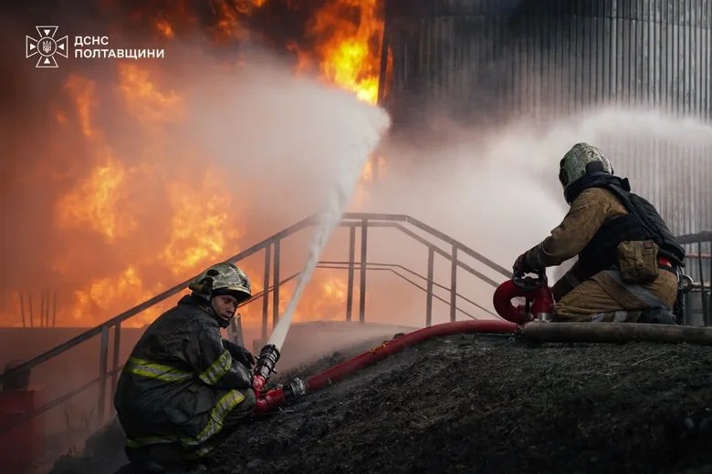 Атака БПЛА на Полтавскую область: пожары на предприятии и поврежденные дома