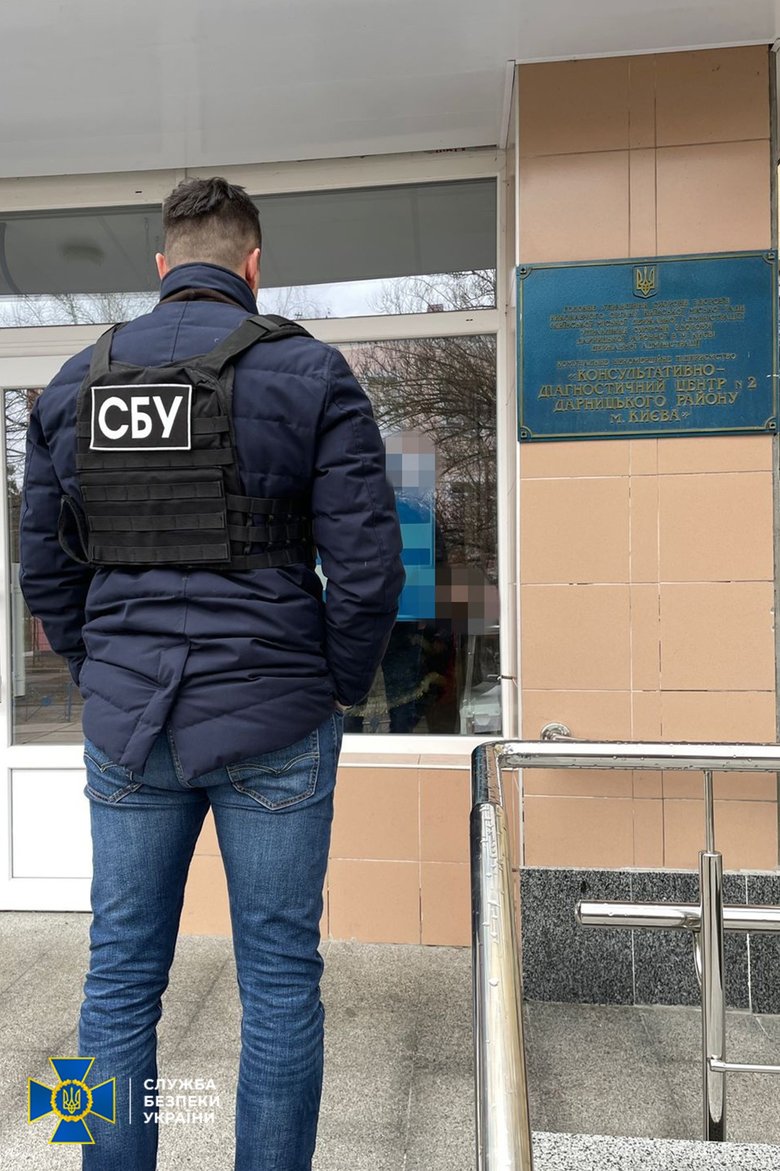 Імітація одного уколу вакцини - 3 тис. грн: СБУ викрила у Києві групу шахраїв, які виготовляли та продавали фальшиві COVID-сертифікати 03 Імітація одного уколу вакцини - 3 тис. грн: СБУ викрила у Києві групу шахраїв, які виготовляли та продавали фальшиві COVID-сертифікати 03