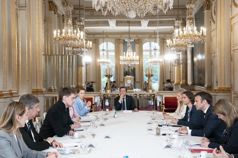 Macron met with Mayor of Melitopol Fedorov, who was freed from occupants`captivity 03