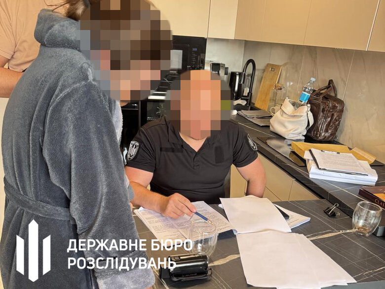 Збитки на 64 мільйони: ДБР викрило корупційну схему закупівлі техніки для армії