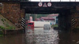 Потоп у Чернігові: затоплено вулиці, асфальт, що "поплив", і машини під водою. ВІДЕО+ФОТОрепортаж