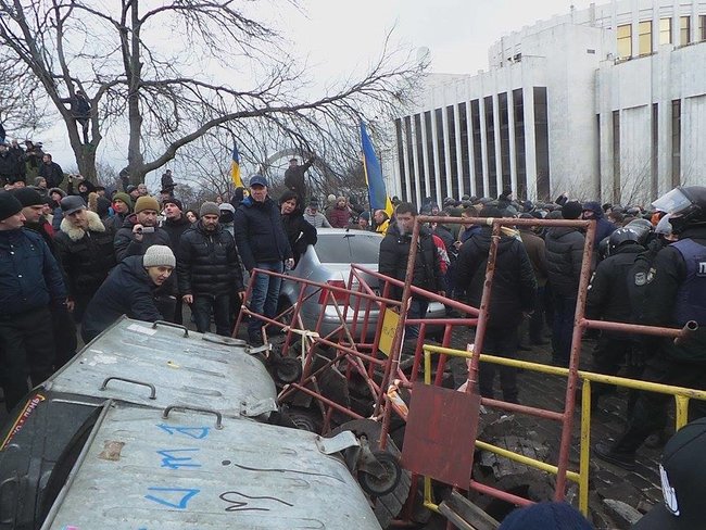 Автомобіль зі Саакашвілі заблоковано, поліція спробувала прорватися, але безуспішно, застосовується газ 28