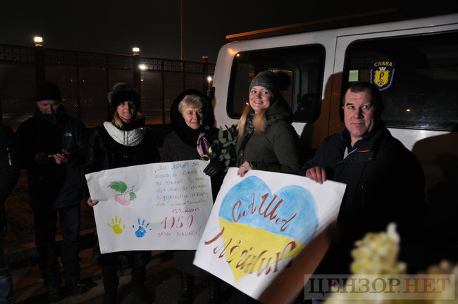 Heroes, welcome home!” liberated Ukrainian hostages enjoy warm reception at Boryspil airport 01