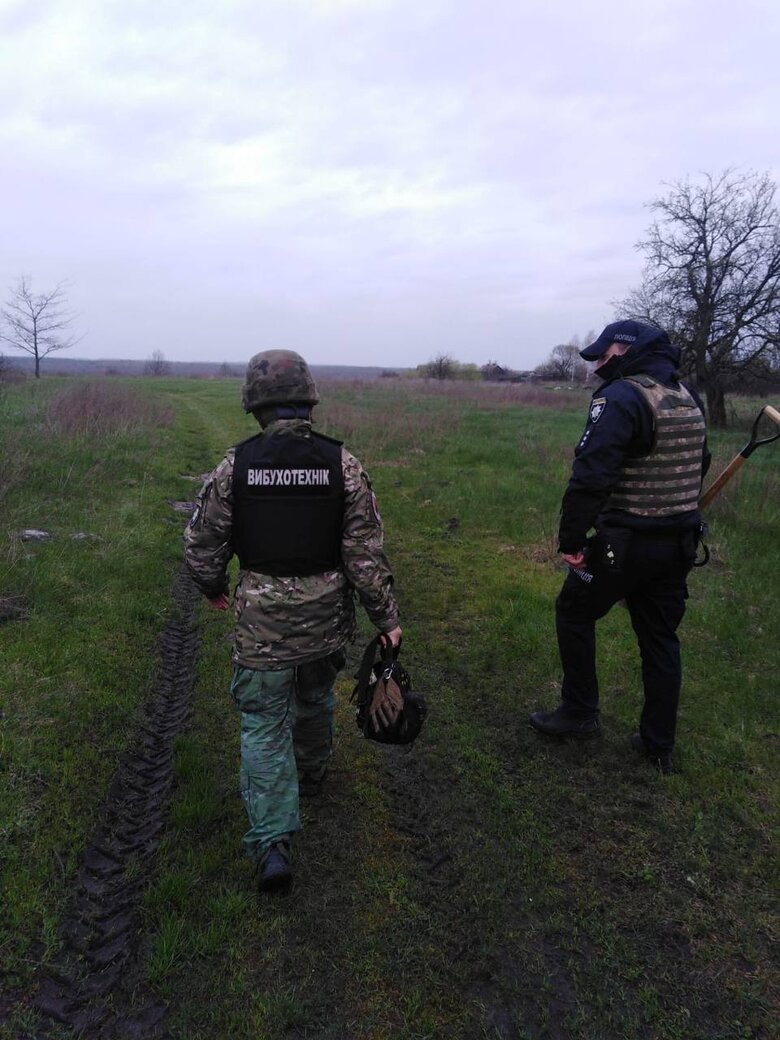 На Київщині виявили частину реактивного снаряда від РСЗВ Ураган, - поліція 01