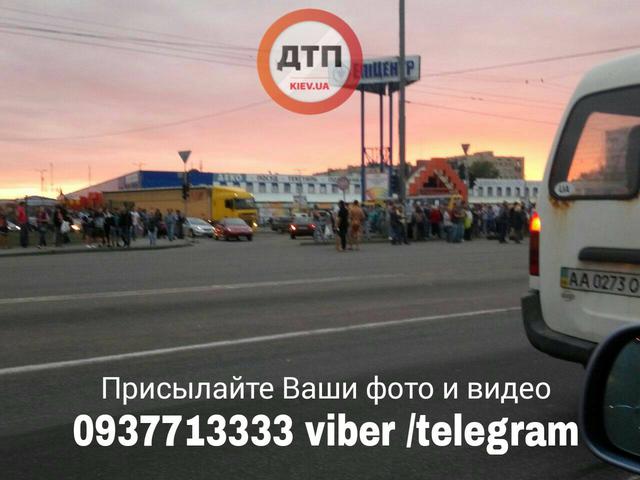 Протестувальники в Києві перекрили вулицю Братиславську, виступаючи проти знесення парковки 02