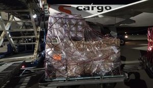 Apple доставила в "Борисполь" первую официальную партию своей продукции: прибыло 8 тысяч IPhone 13 на $7,5 млн. ВИДЕО