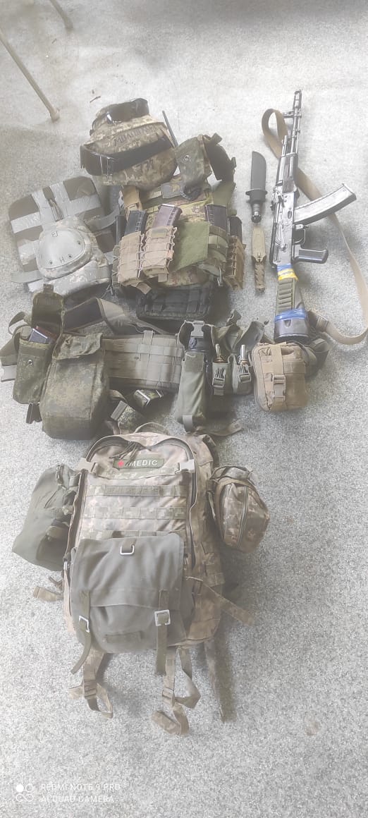 Бойовий медик Роман Марков: Більшість куль пройшли повз. Але сім я все ж схопив. Тримав гранату. Думав підірватися, щоб не потрапити в полон 04 Бойовий медик Роман Марков: Більшість куль пройшли повз. Але сім я все ж схопив. Тримав гранату. Думав підірватися, щоб не потрапити в полон 04