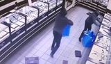 Зухвале пограбування ювелірного магазину в Кривому Розі. ВІДЕО камери спостереження