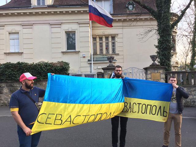 Под посольством РФ в Загребе задержали футбольных фанатов из Украины 03