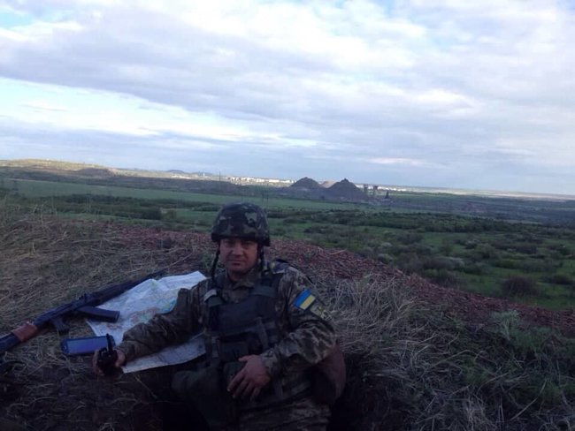 Заступник комбрига 57-ї бригади полковник Олександр Щербина: Загинув наш боєць о 5-й ранку, а о 8-й дзвонить його телефон, і там дитина каже: Татусю, ми йдемо з мамою в садочок 05