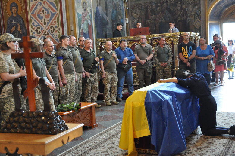 Із загиблим в бою з окупантами воїном Романом Барвінком (Скрипалем) попрощалися в Києві 42