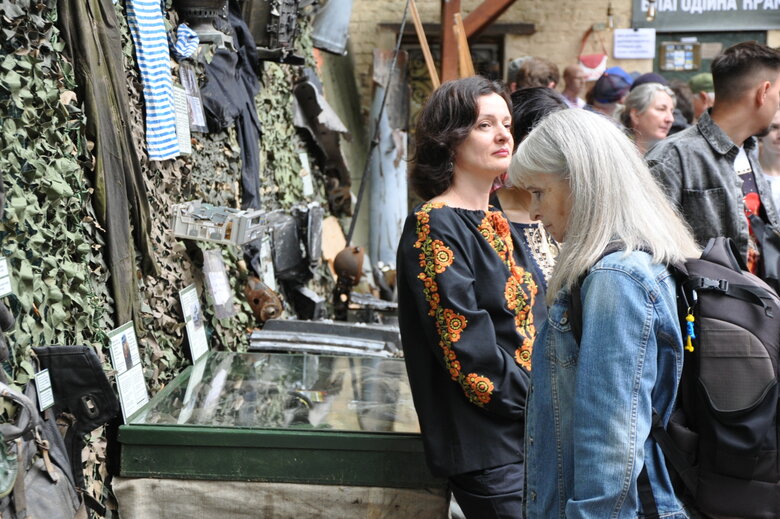 Кресло-катапульта, образцы снарядов и личные вещи рашистов: На Андреевском спуске открылась благотворительная выставка Спротив-2022 64 Кресло-катапульта, образцы снарядов и личные вещи рашистов: На Андреевском спуске открылась благотворительная выставка Спротив-2022 64