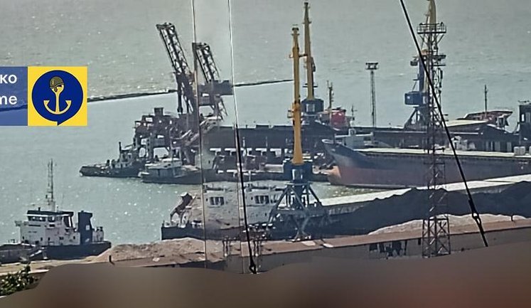 Росіяни завантажують судна вкраденим зерном і вугіллям у порту Маріуполя. ФОТОрепортаж