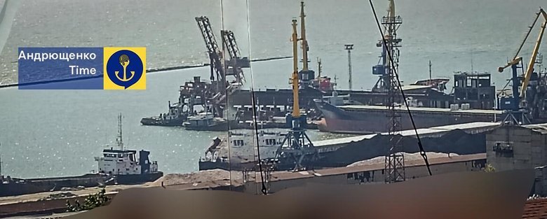 Россияне загружают в порту Мариуполя суда украденным зерном